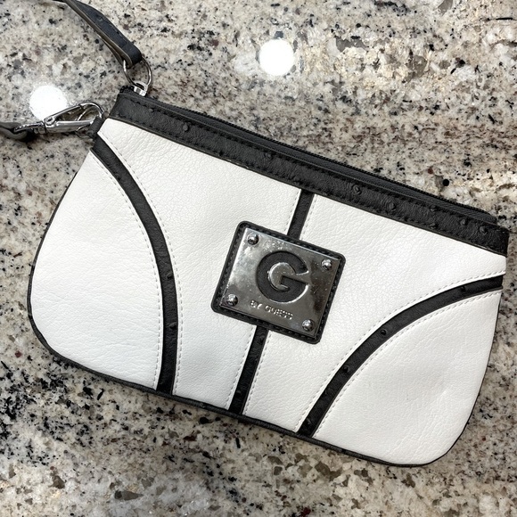 Guess Wristlet Small Leopard Interior - Picture 2 of 6